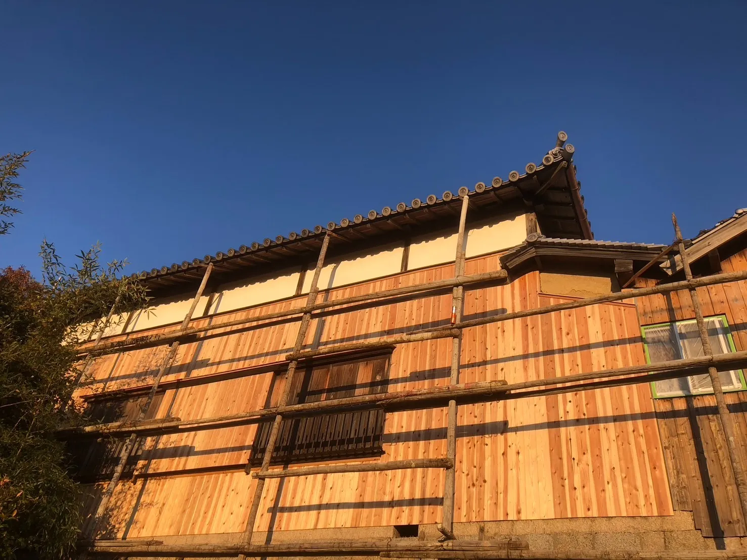 杉羽目板縦張り 外壁工事一式